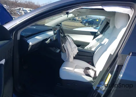 2022 Tesla Model Y Long Range Dual Motor All-Wheel Drive z USA, uszkodzony, nr VIN 7SAYGDEE4NF512222